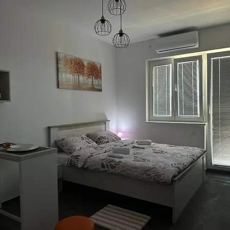 Aleks Apartment *
